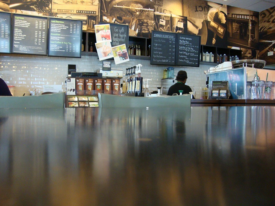 In den zahlreichen Berliner Coffeeshops können kurze Kaffeepausen eingelegt werden, bevor es mit der Städtereise weitergeht.