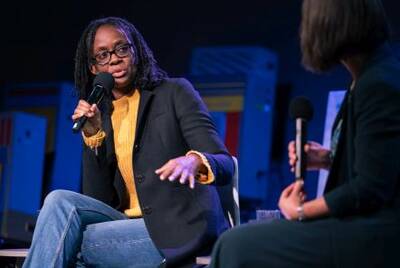 Sharon Dodua Otoo wird interviewt