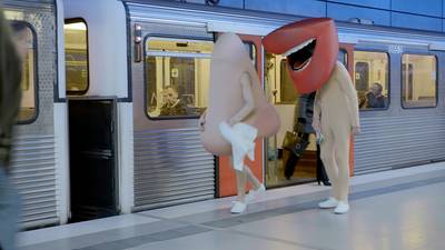 Otriven® Maskottchen in Berliner S-Bahn treffen, Foto schieß...