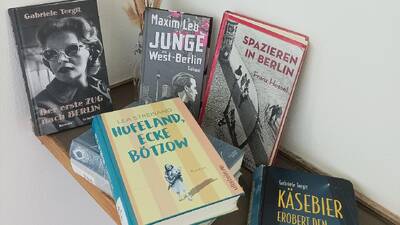 Foto von unterschiedlichen Büchern zum Thema Berlin
