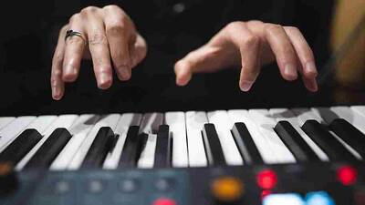 Keyboard wird von zwei Händen gespielt