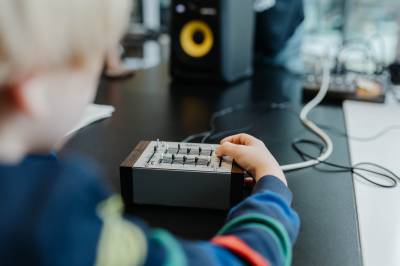 Kind macht Musik