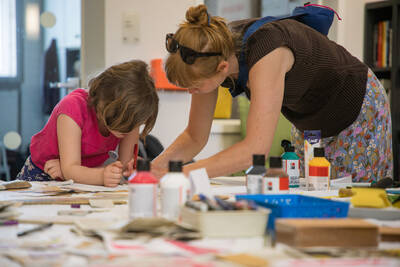 Eine Erwachsene und ein Kind beim gemeinsamen Gestalten. © Stadtmuseum Berlin | Foto: Christian Kielmann