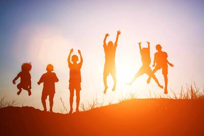 Foto von springenden Kindern vor einem Sonnenuntergang