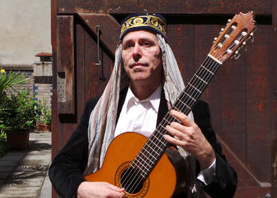 Marcantée, der blinde Barde, erzählt Märchen und singt Lieder, während er dazu Gitarre spielt.