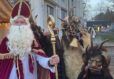 Schaurig schöner Adventsmarkt in Steglitz-Zehlendorf mit Feu...