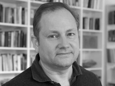 Schwarz-weiß-Portrait eines Mannes im mittleren Alter