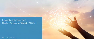 Bearbeitetes Bild, Zwei Hände die ein Kugel halten die aus vernetzten Punkten besteht, Text: Fraunhofer bei der Berlin Science Week 2025