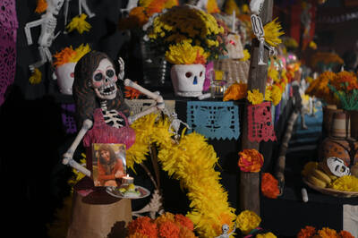 Geschmückter Altar für das mexikanische Totenfest