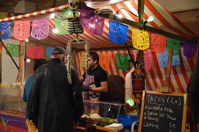 Marktstände im Rahmen des mexikanischen Totenfests des Vereins Calaca e.V.