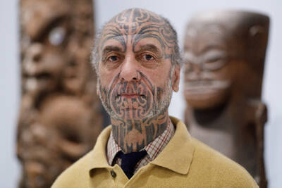 George Nuku vor Objekten in der Ozeanien-Ausstellung des Ethnologischen Museums im Humboldt Forum