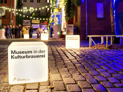 Der Eingangsbereich des Museums bei Nacht. © Stiftung Haus der Geschichte/Stephan Klonk