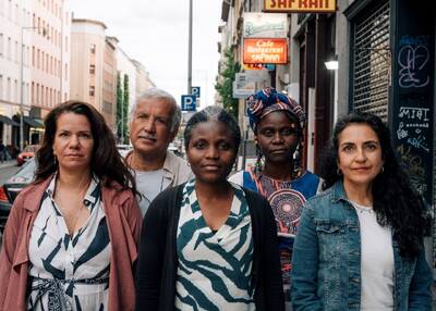 Foto von verschiedenen People of Colour vor urbanem Hintergrund