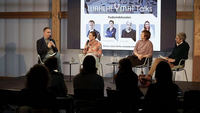 Foto von Personen in einer Talkrunde.